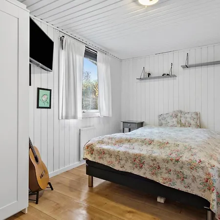 3 Bedroom Lovely In Hyllinge Kirke-Hyllinge